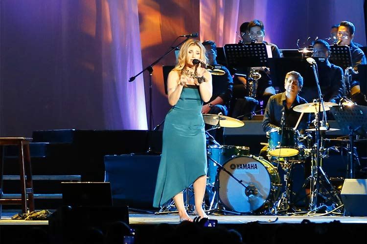 Idina Menzel brings Broadway prominence to Manila