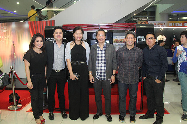 HOME Fibr product manager Maxine Parangan, brass sculptor Michael Canio with wife Tess Cacnio, glass sculptor Ramon Orlina, PLDT EVP and head of HOME business Ariel Fermin, and HOME marketing head Gary Dujali
