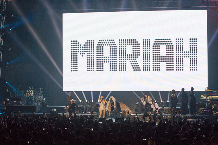 The stage set a glamorous backdrop fitting to the award-winning music icon