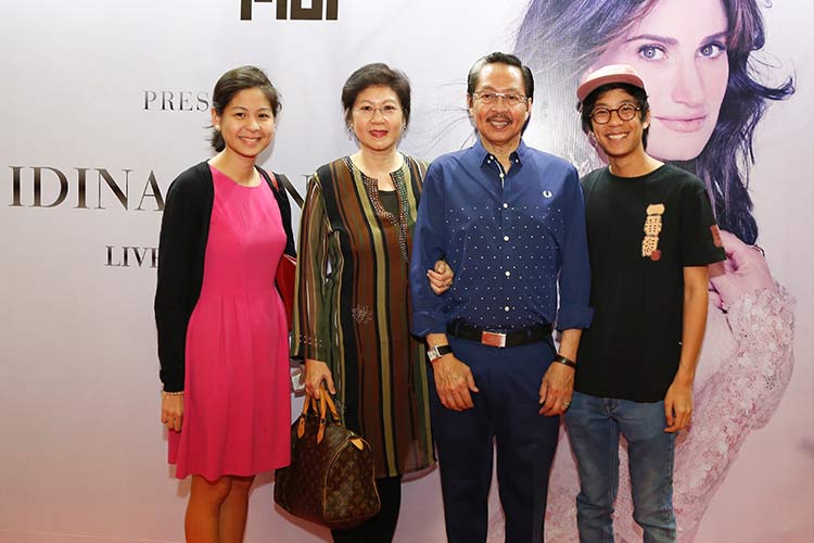 World-class glass sculptor and PLDT HOME Fibr ambassador Ramon Orlina with family