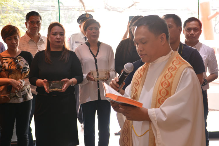 PLDTHOME_Fr. BoogiFr. Boogie Tacdoro leads the blessing of the first flagship PLDT Sales & Service Center in Pasay City e