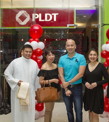 From left to right, Fr. Eugene Echanova—presiding priest, Louella Aquino—Head of Home Cust Care Bus Dev Strategy and Performance Management, Paolo Lopez—VP of Home SSC and Retention Management, and Anna Fernando—Head of Home SSC Management prepare for the ribbon cutting ceremony